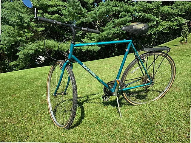 Raleigh 26" hybrid bike, excellent condition includes kickstand, mirror and rack